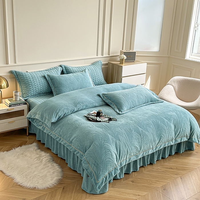 91家纺网 家纺一手货源 找家纺 金艾草 2023新款牛奶绒立体雕花夹棉床盖四件套 雕花绒-绿色