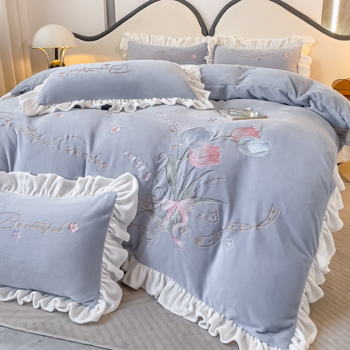 91家纺网 家纺一手货源 找家纺 凯美家居 2023新款牛奶绒刺绣四件套 温婉 灰蓝