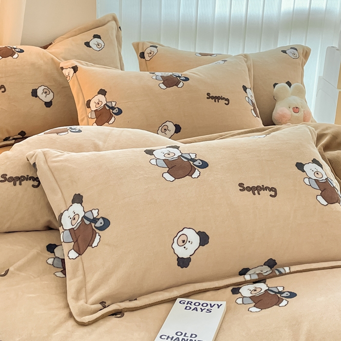 91家纺网 家纺一手货源 找家纺 呗旺鹿 2023新款加厚高克重印花牛奶绒四件套直播爆款 焦糖小熊