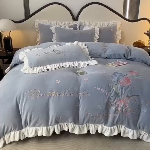 91家纺网 家纺一手货源 找家纺 凯美家居 2023新款牛奶绒刺绣四件套 温婉 灰蓝