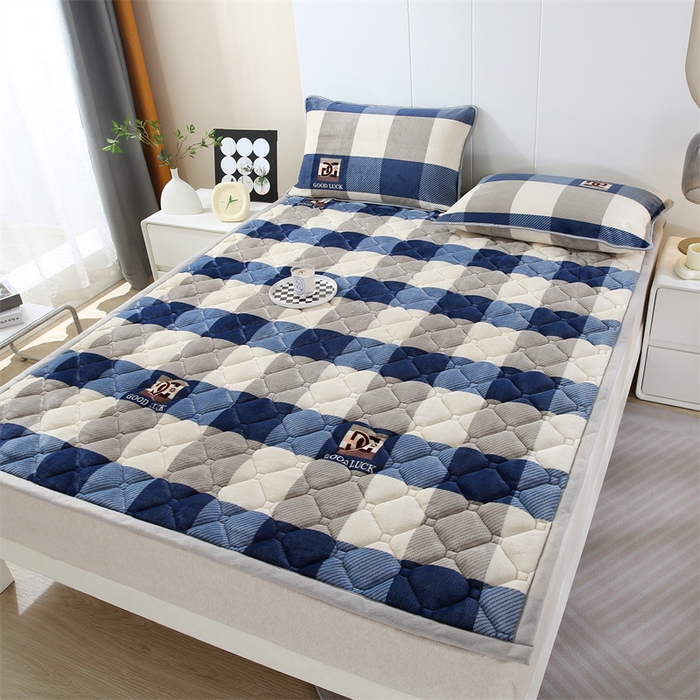 91家纺网 家纺一手货源 找家纺 东宇 2024年新款A类抗菌牛奶绒大床加厚床垫 格子蓝