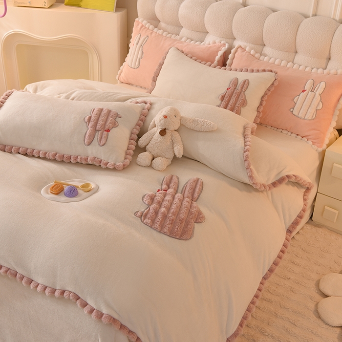 91家纺网 家纺一手货源 找家纺 艾米家居 2023新款秋冬牛奶绒刺绣花边四件套-幸运兔 白色