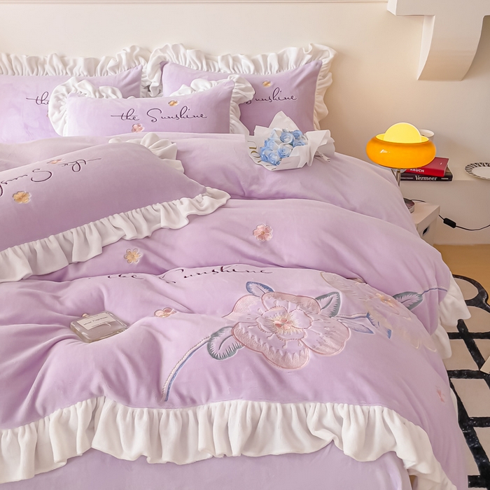 91家纺网 家纺一手货源 找家纺 凯美家居 2023新款牛奶绒刺绣四件套 浪漫花语 浅紫