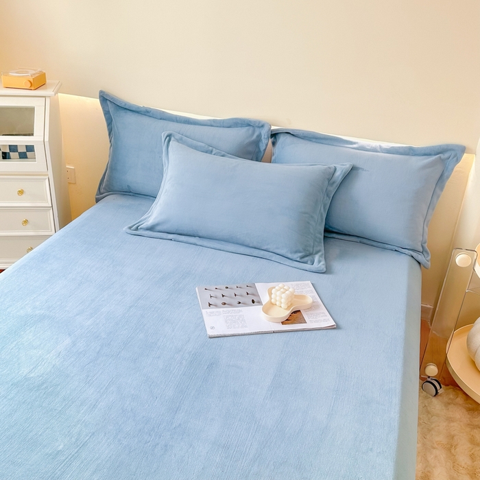 91家纺网 家纺一手货源 找家纺 2023年新款多功能毛毯牛奶绒床单三件套 摩登蓝