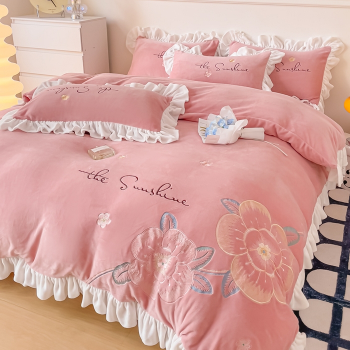 91家纺网 家纺一手货源 找家纺 凯美家居 2023新款牛奶绒刺绣四件套 浪漫花语 豆沙