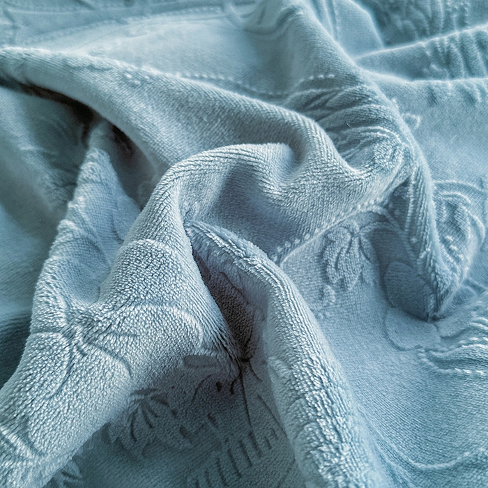 91家纺网 家纺一手货源 找家纺 金艾草 2023新款牛奶绒立体雕花夹棉床盖四件套 雕花绒-蓝灰