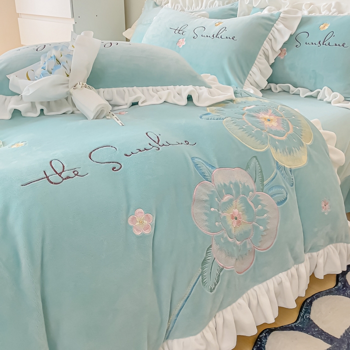 91家纺网 家纺一手货源 找家纺 凯美家居 2023新款牛奶绒刺绣四件套 浪漫花语 浅蓝