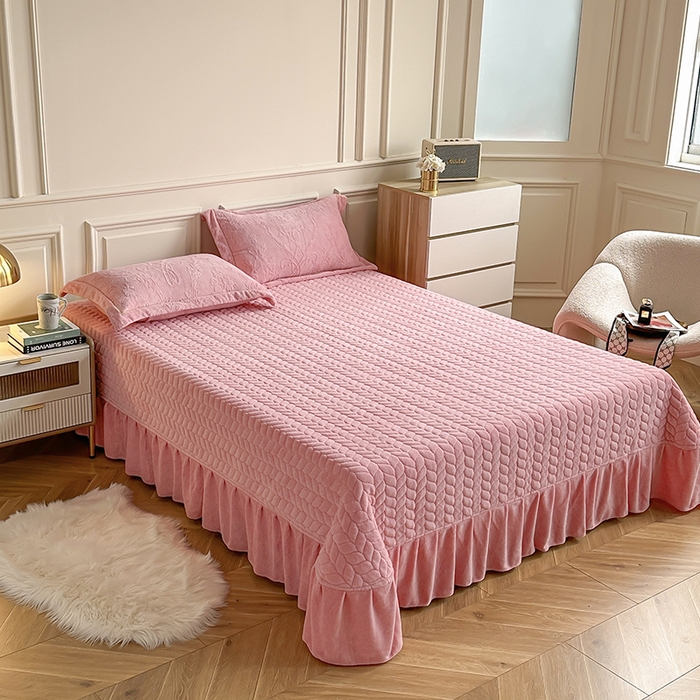 91家纺网 家纺一手货源 找家纺 金艾草 2023新款牛奶绒立体雕花夹棉床盖四件套 雕花绒-胭脂粉