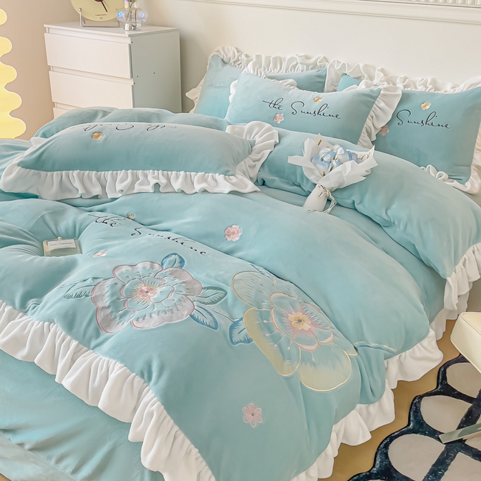 91家纺网 家纺一手货源 找家纺 凯美家居 2023新款牛奶绒刺绣四件套 浪漫花语 浅蓝