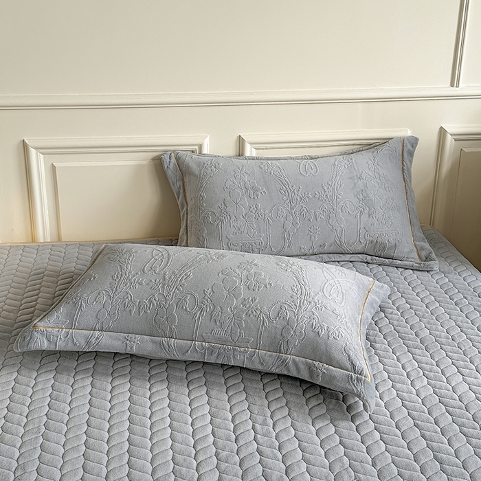 91家纺网 家纺一手货源 找家纺 金艾草 2023新款牛奶绒立体雕花夹棉床盖四件套 雕花绒-深灰