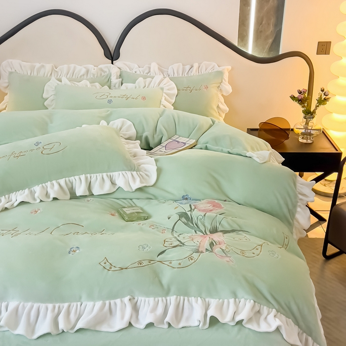 91家纺网 家纺一手货源 找家纺 凯美家居 2023新款牛奶绒刺绣四件套 温婉 嫩绿