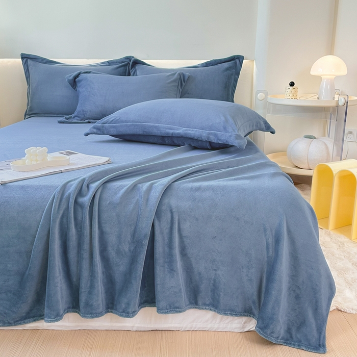 91家纺网 家纺一手货源 找家纺 2023年新款多功能毛毯牛奶绒床单三件套 水墨蓝