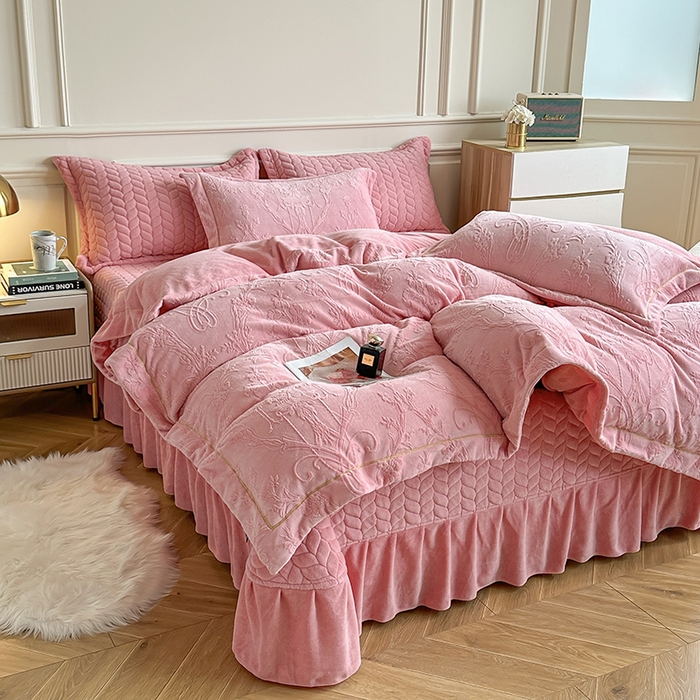 91家纺网 家纺一手货源 找家纺 金艾草 2023新款牛奶绒立体雕花夹棉床盖四件套 雕花绒-胭脂粉