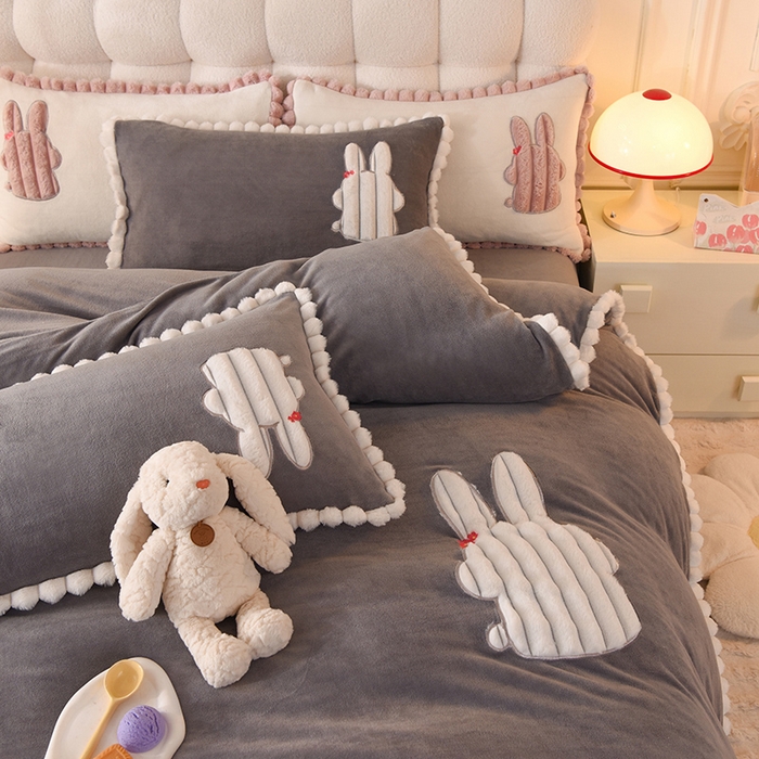 91家纺网 家纺一手货源 找家纺 艾米家居 2023新款秋冬牛奶绒刺绣花边四件套-幸运兔 灰色