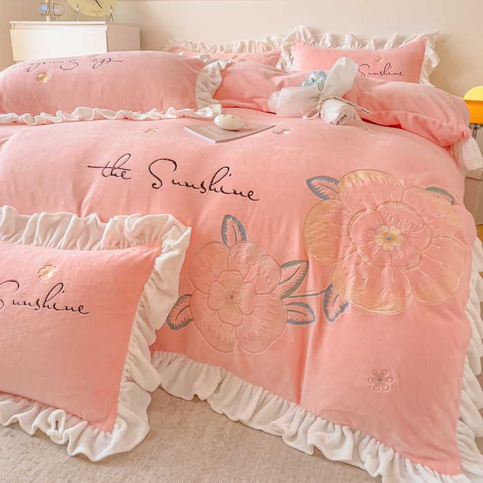 91家纺网 家纺一手货源 找家纺 凯美家居 2023新款牛奶绒刺绣四件套 浪漫花语 梦粉