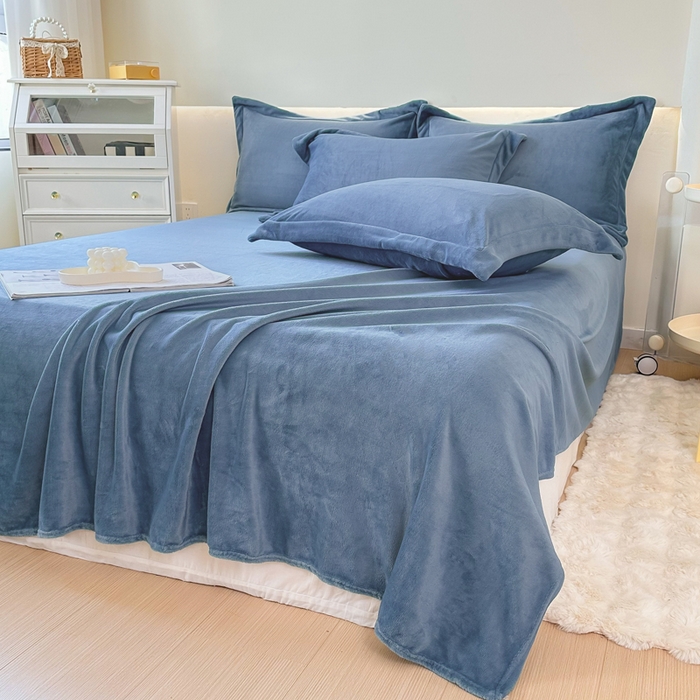 91家纺网 家纺一手货源 找家纺 2023年新款多功能毛毯牛奶绒床单三件套 水墨蓝