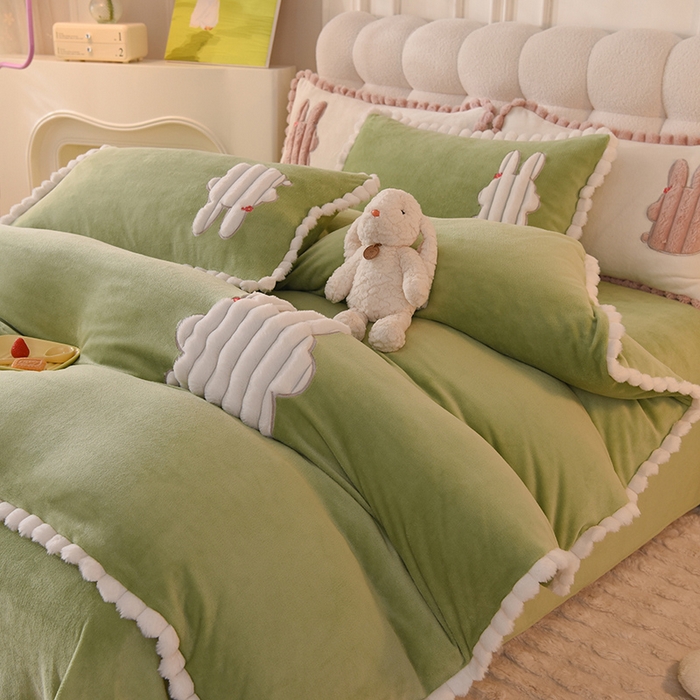 91家纺网 家纺一手货源 找家纺 艾米家居 2023新款秋冬牛奶绒刺绣花边四件套-幸运兔 果绿