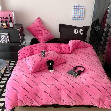 91家纺网 家纺一手货源 找家纺 （总）桃子家居 2023新款ins甜酷渐变字母y2k风高克重牛奶绒四件套