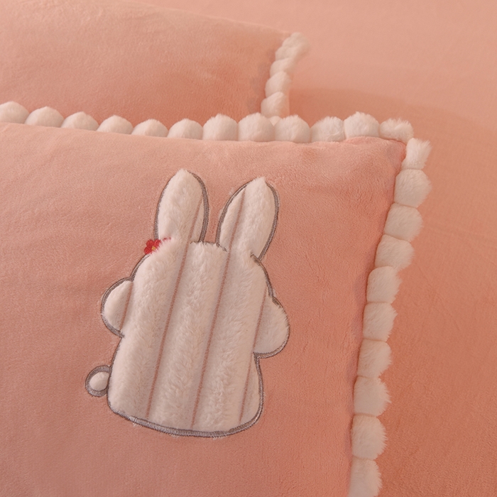 91家纺网 家纺一手货源 找家纺 艾米家居 2023新款秋冬牛奶绒刺绣花边四件套-幸运兔 玉色