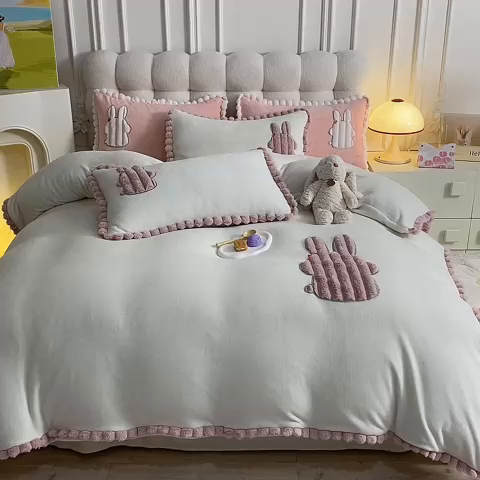 91家纺网 家纺一手货源 找家纺 艾米家居 2023新款秋冬牛奶绒刺绣花边四件套-幸运兔 白色