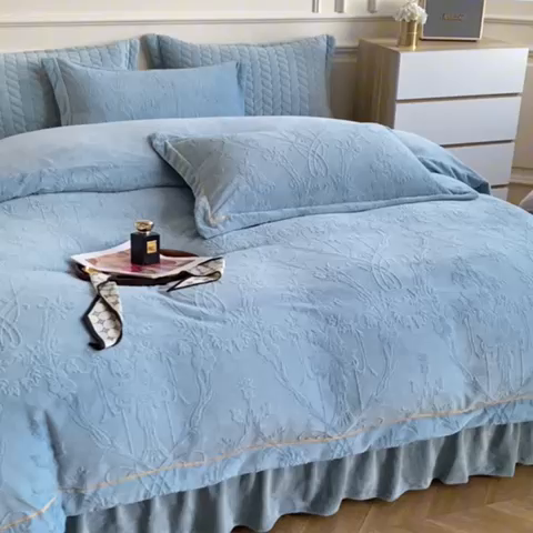 91家纺网 家纺一手货源 找家纺 金艾草 2023新款牛奶绒立体雕花夹棉床盖四件套 雕花绒-蓝灰