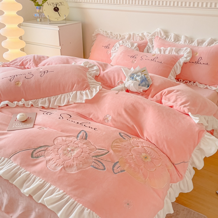 91家纺网 家纺一手货源 找家纺 凯美家居 2023新款牛奶绒刺绣四件套 浪漫花语 梦粉