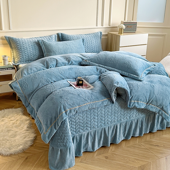 91家纺网 家纺一手货源 找家纺 金艾草 2023新款牛奶绒立体雕花夹棉床盖四件套 雕花绒-蓝灰