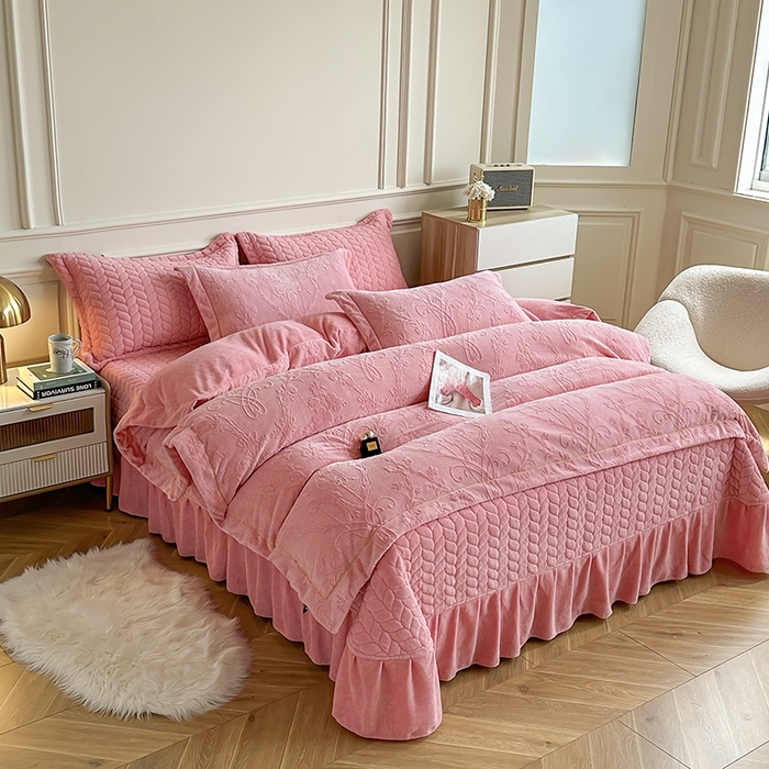 91家纺网 家纺一手货源 找家纺 金艾草 2023新款牛奶绒立体雕花夹棉床盖四件套 雕花绒-胭脂粉