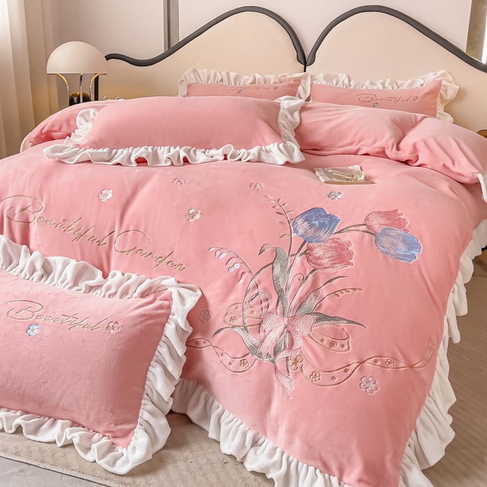 91家纺网 家纺一手货源 找家纺 凯美家居 2023新款牛奶绒刺绣四件套 温婉 粉玉