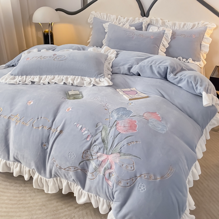91家纺网 家纺一手货源 找家纺 凯美家居 2023新款牛奶绒刺绣四件套 温婉 灰蓝