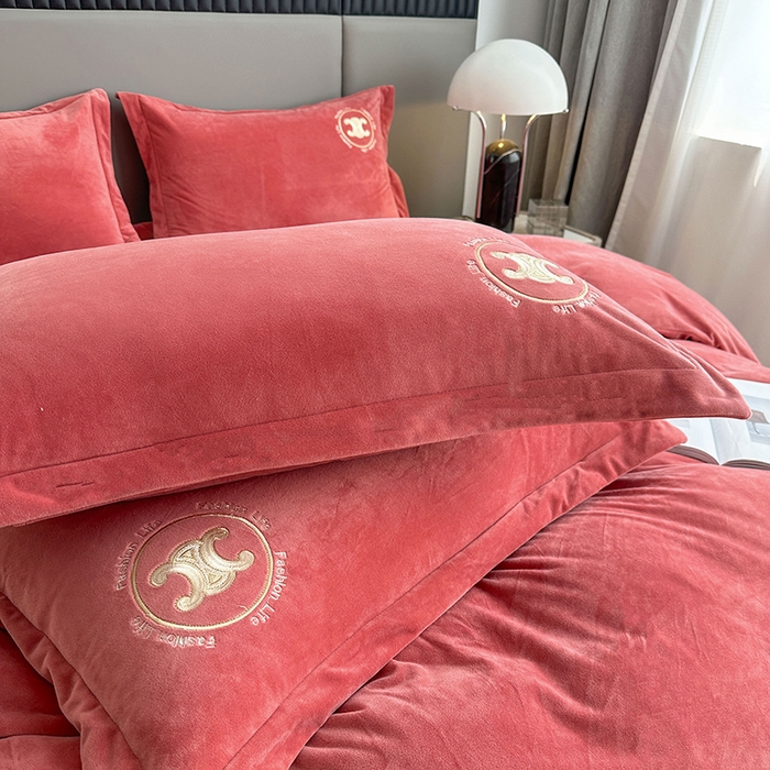 91家纺网 家纺一手货源 找家纺 羋多家纺 210g婴儿绒床盖三件套牛奶绒床裙刺绣四件套深豆沙