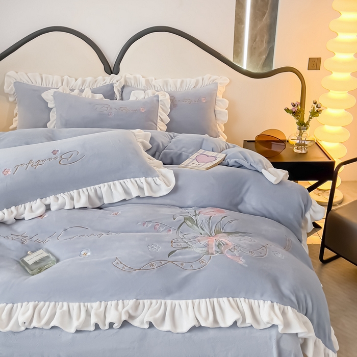 91家纺网 家纺一手货源 找家纺 凯美家居 2023新款牛奶绒刺绣四件套 温婉 灰蓝