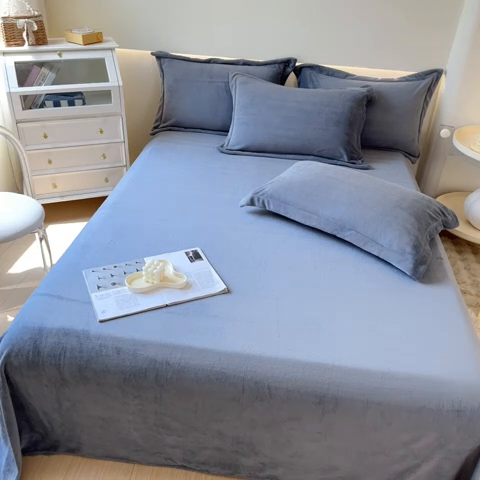 91家纺网 家纺一手货源 找家纺 2023年新款多功能毛毯牛奶绒床单三件套 水墨蓝