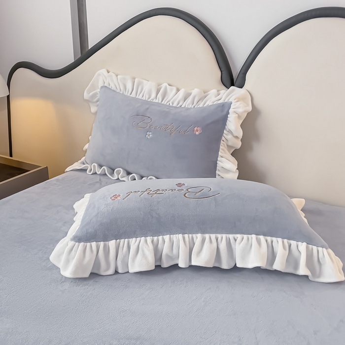 91家纺网 家纺一手货源 找家纺 凯美家居 2023新款牛奶绒刺绣四件套 温婉 灰蓝