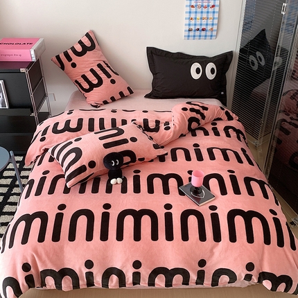 91家纺网 家纺一手货源 找家纺 （总）桃子家居 2023新款ins甜酷渐变字母y2k风高克重牛奶绒四件套
