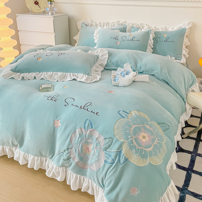 91家纺网 家纺一手货源 找家纺 凯美家居 2023新款牛奶绒刺绣四件套 浪漫花语 浅蓝