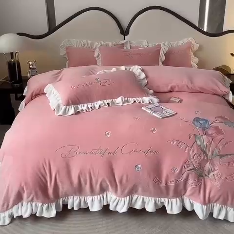 91家纺网 家纺一手货源 找家纺 凯美家居 2023新款牛奶绒刺绣四件套 温婉 粉玉