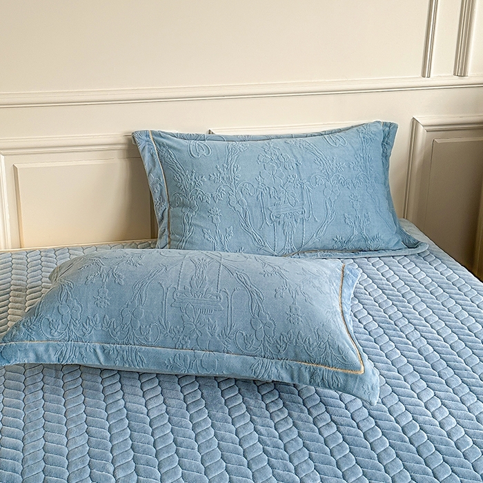 91家纺网 家纺一手货源 找家纺 金艾草 2023新款牛奶绒立体雕花夹棉床盖四件套 雕花绒-蓝灰