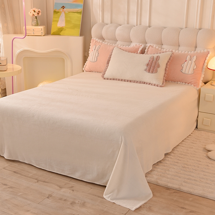 91家纺网 家纺一手货源 找家纺 艾米家居 2023新款秋冬牛奶绒刺绣花边四件套-幸运兔 白色