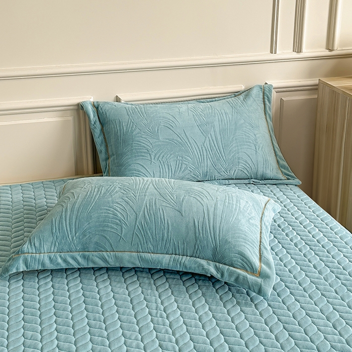 91家纺网 家纺一手货源 找家纺 金艾草 2023新款牛奶绒立体雕花夹棉床盖四件套 雕花绒-绿色