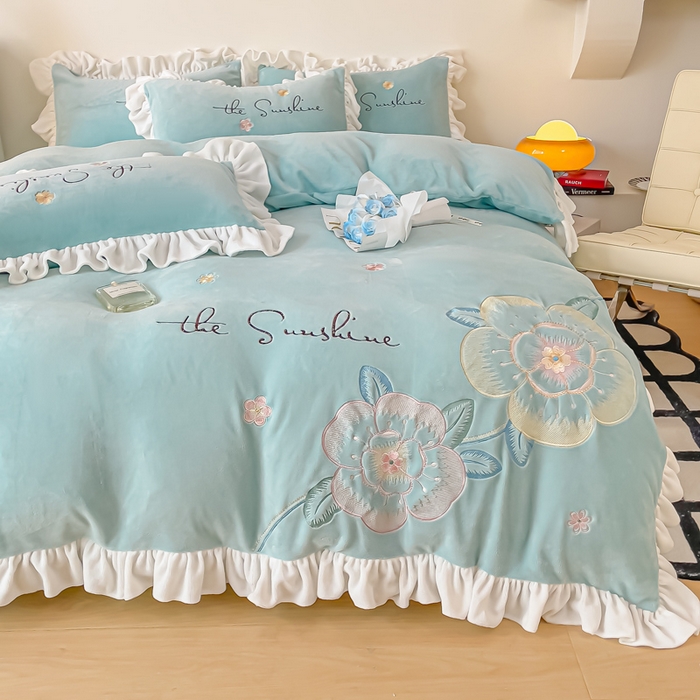 91家纺网 家纺一手货源 找家纺 凯美家居 2023新款牛奶绒刺绣四件套 浪漫花语 浅蓝