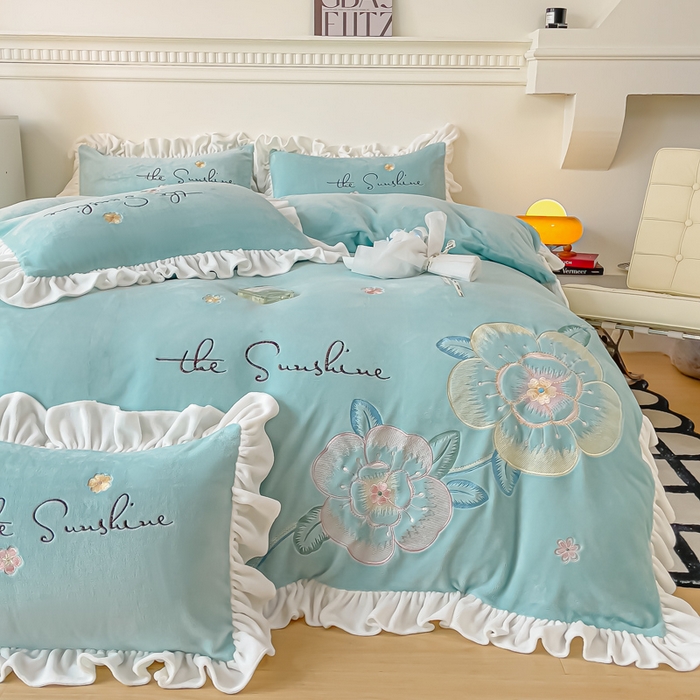 91家纺网 家纺一手货源 找家纺 凯美家居 2023新款牛奶绒刺绣四件套 浪漫花语 浅蓝