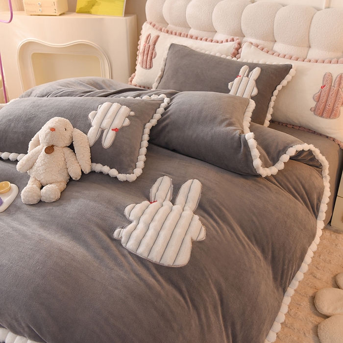 91家纺网 家纺一手货源 找家纺 艾米家居 2023新款秋冬牛奶绒刺绣花边四件套-幸运兔 灰色