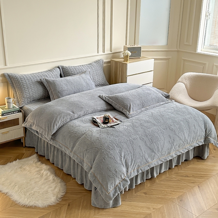 91家纺网 家纺一手货源 找家纺 金艾草 2023新款牛奶绒立体雕花夹棉床盖四件套 雕花绒-深灰