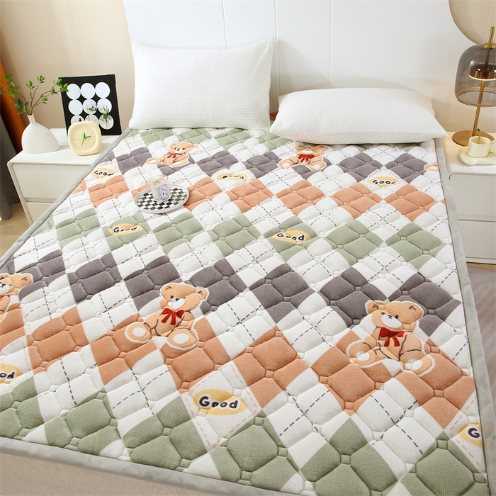 91家纺网 家纺一手货源 找家纺 东宇 2024年新款A类抗菌牛奶绒大床加厚床垫 格子熊