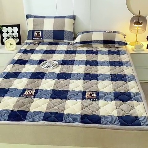 91家纺网 家纺一手货源 找家纺 东宇 2024年新款A类抗菌牛奶绒大床加厚床垫 格子蓝
