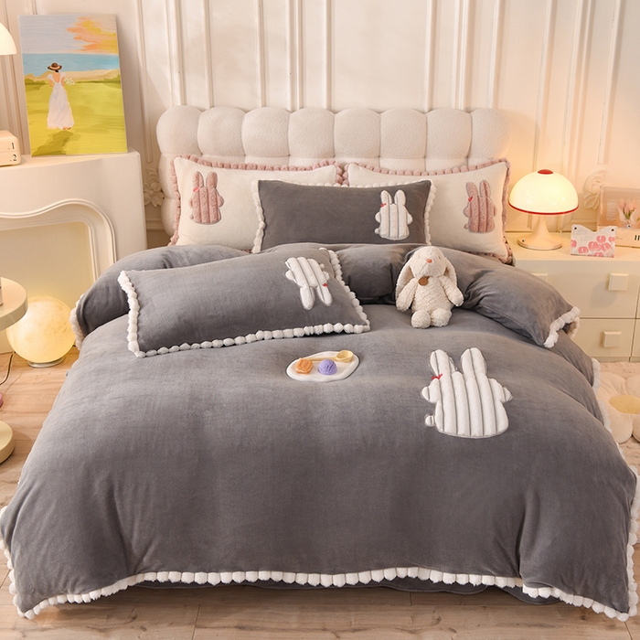 91家纺网 家纺一手货源 找家纺 艾米家居 2023新款秋冬牛奶绒刺绣花边四件套-幸运兔 灰色