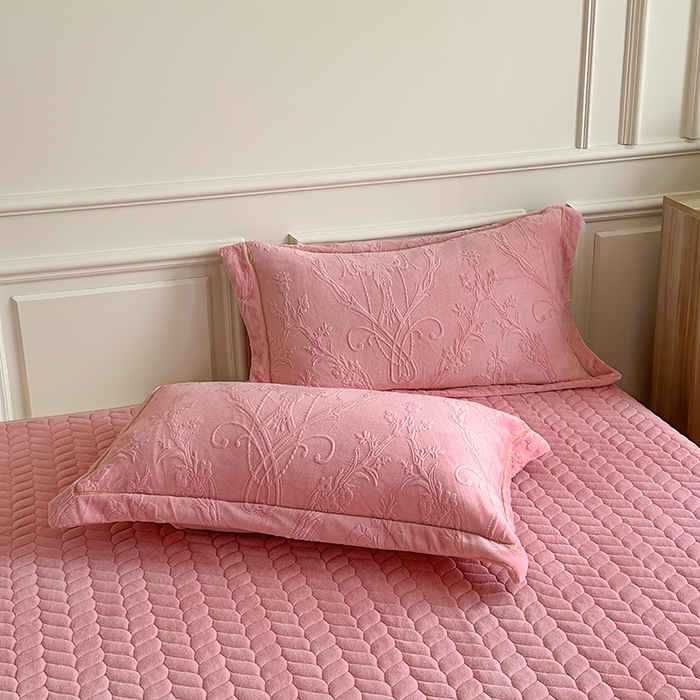 91家纺网 家纺一手货源 找家纺 金艾草 2023新款牛奶绒立体雕花夹棉床盖四件套 雕花绒-胭脂粉