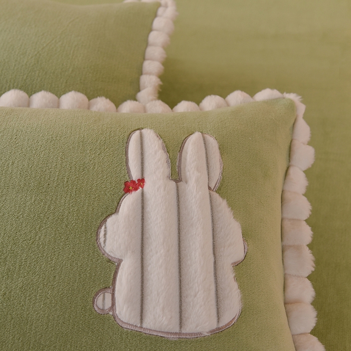 91家纺网 家纺一手货源 找家纺 艾米家居 2023新款秋冬牛奶绒刺绣花边四件套-幸运兔 果绿