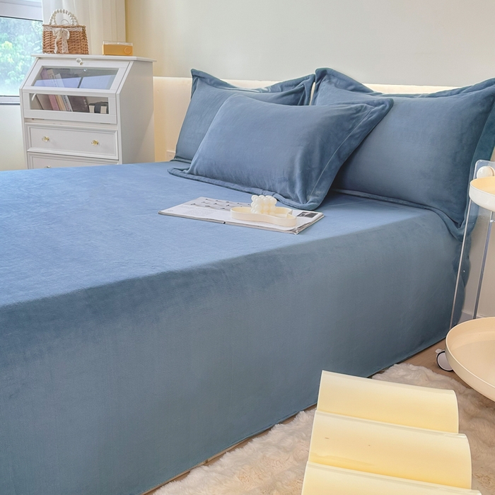 91家纺网 家纺一手货源 找家纺 2023年新款多功能毛毯牛奶绒床单三件套 水墨蓝